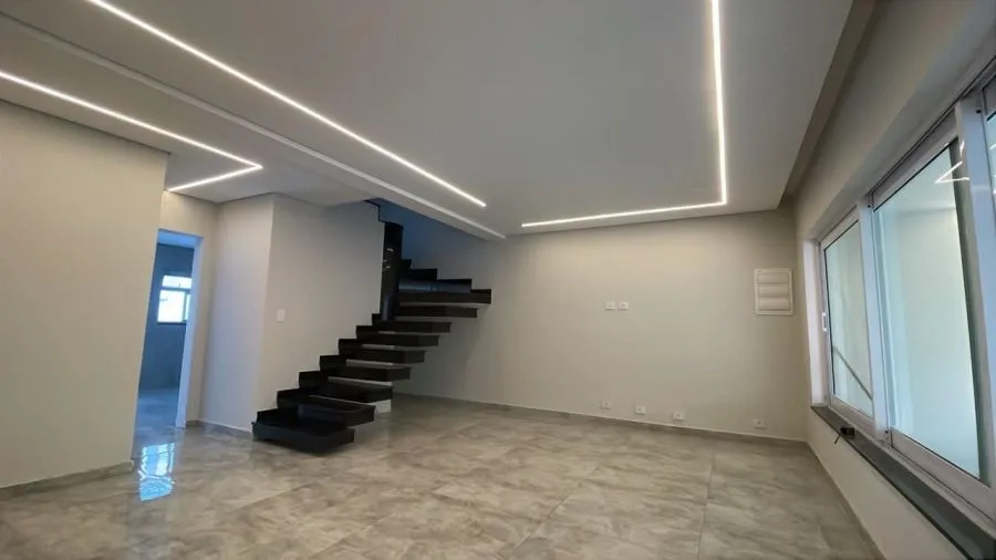 Imagem Sobrado amplo, com 3 dormitórios, sala, cozinha, banheiro.