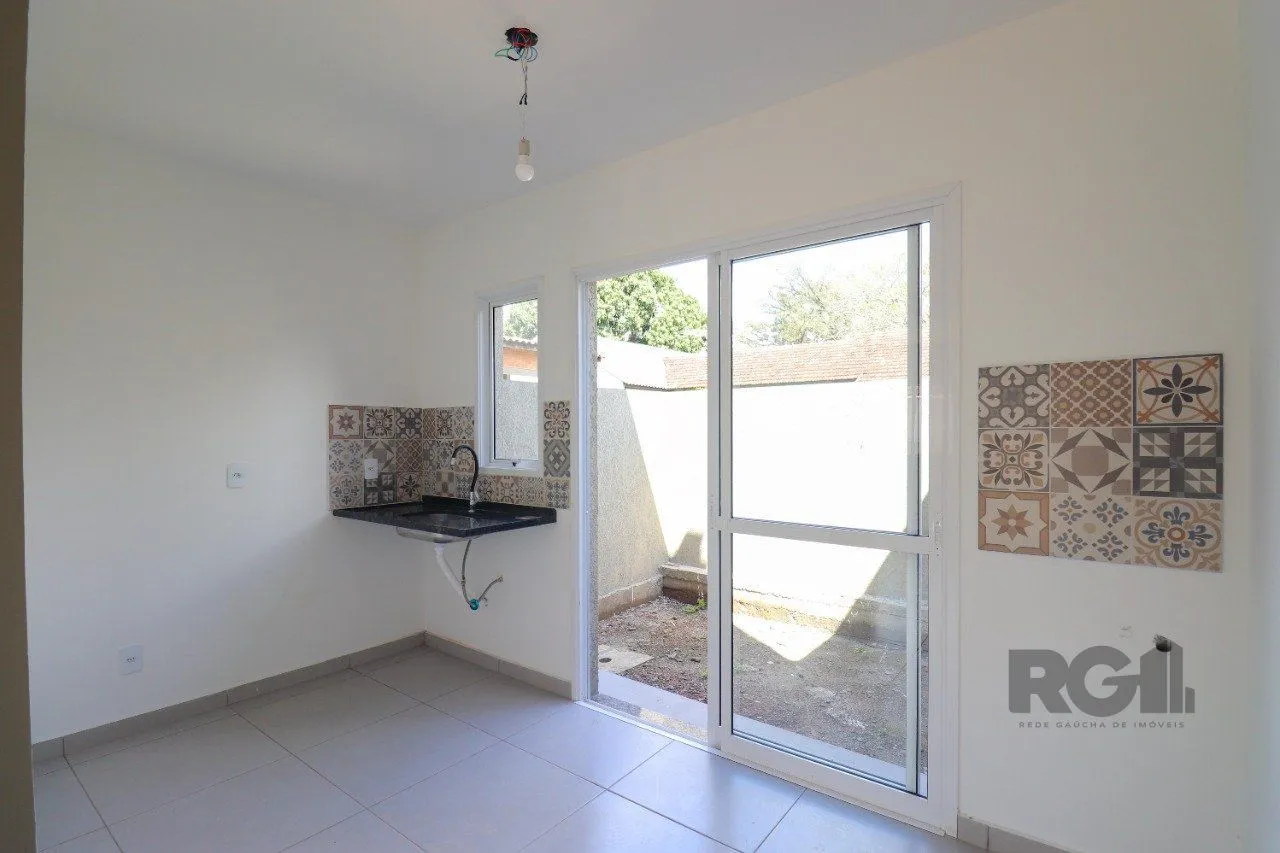 Imagem CASA ESTILO SOBRADO COM 2 QUARTOS E PÁTIO, À VENDA NO BAIRRO VILA NOVA, EM PORTO ALEGRE/RS