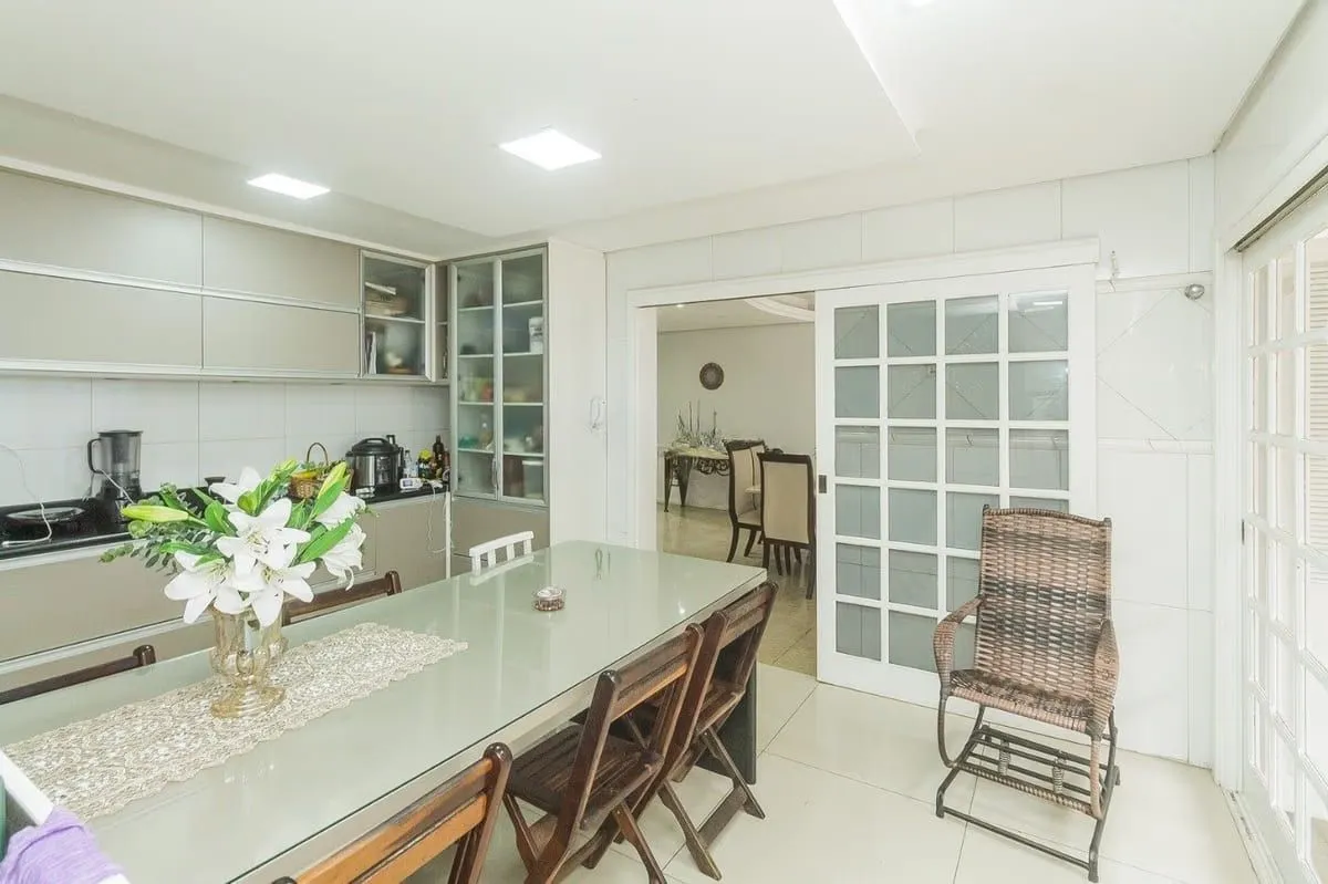 Imagem Casa com 5 dormitórios à venda em Parque Santa Fé, Porto Alegre.