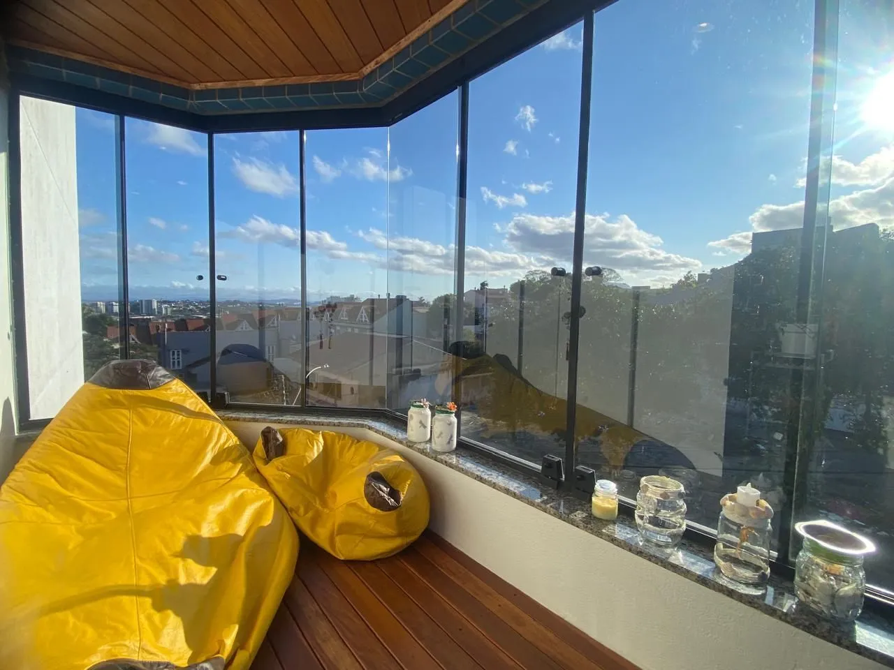 Imagem Excelente apartamento 3 dormitórios sendo 01 suíte, Sacada e com Òtima Posição Solar