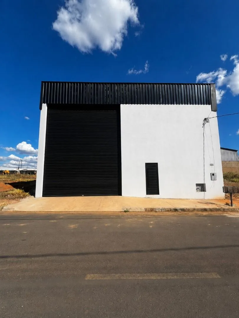 Galpão para alugar, 300 m² por R$ 4.500,00/mês - Planalto - Patos de Minas/MG