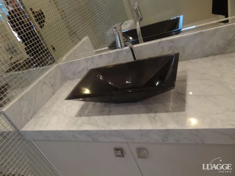 Imagem Casa para Venda - 305m², 3 dormitórios, sendo 3 suites, 4 vagas - Nonoai