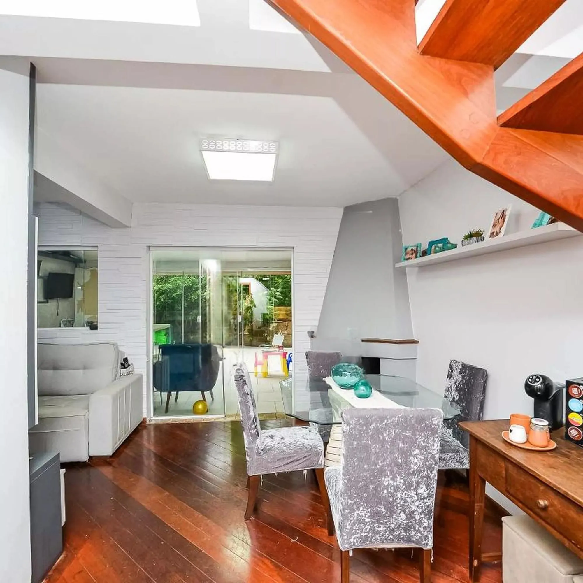 Imagem Casa em Condomínio com 3 Quartos, Piscina, Quintal e 2 Vagas