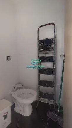 Imagem 3 quartos, sala para 2 ambientes com sacada, reformado, piso em porcelanato, cozinha com armários, banheiro social e de serviço, área de serviço.