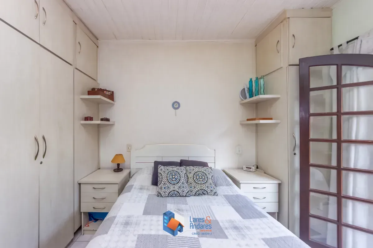 Imagem Casa para venda em Parque da Lapa com 4 quartos, sendo 1 suíte, 190m²