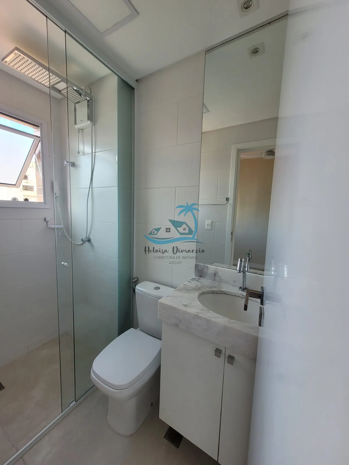 Imagem Excelente Apartamento com 3 dormitórios semi mobiliado e vista para o mar, a venda a 250 metros da orla de Itagua em Ubatuba.