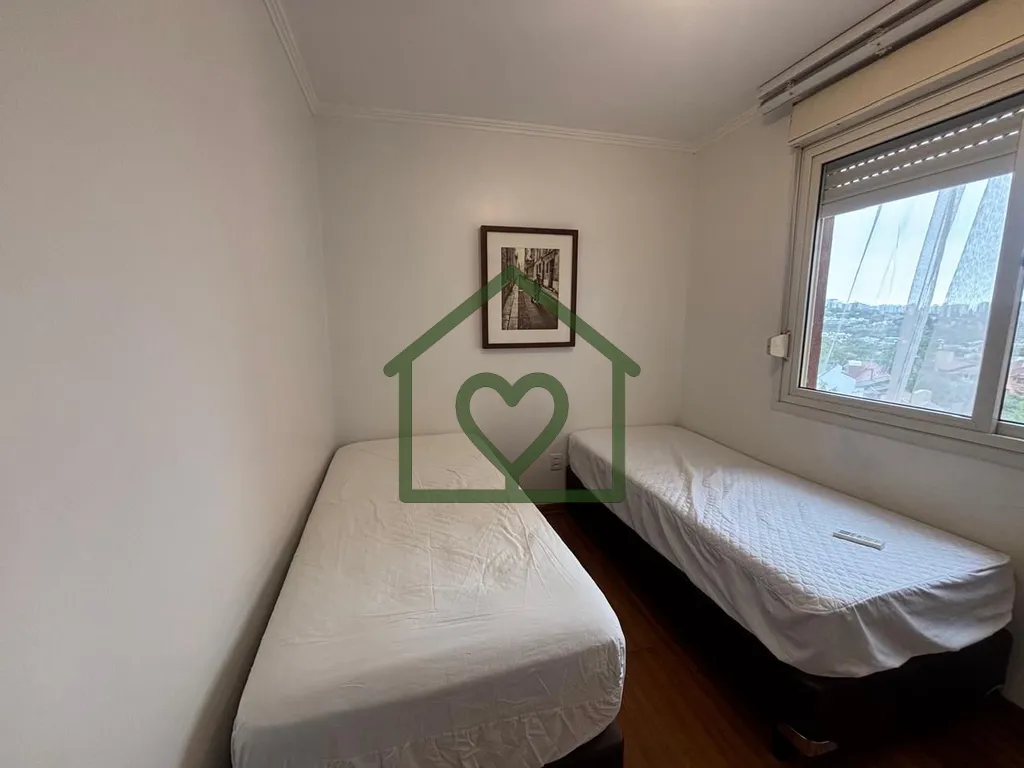 Imagem Vendo Apartamento reformado e semi mobiliado com três dormitórios, sendo um suíte, 800 metros do ...