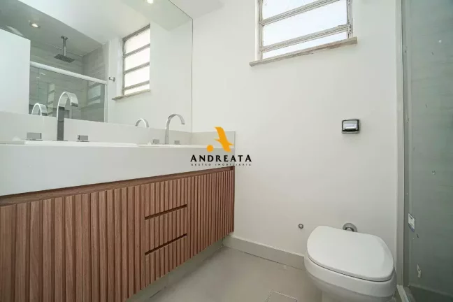 Imagem Apartamento espaçoso com 130m²; 4 quartos, sendo 1 suíte; 2 banheiros, 1 lavabo e um banheiro de serviço.