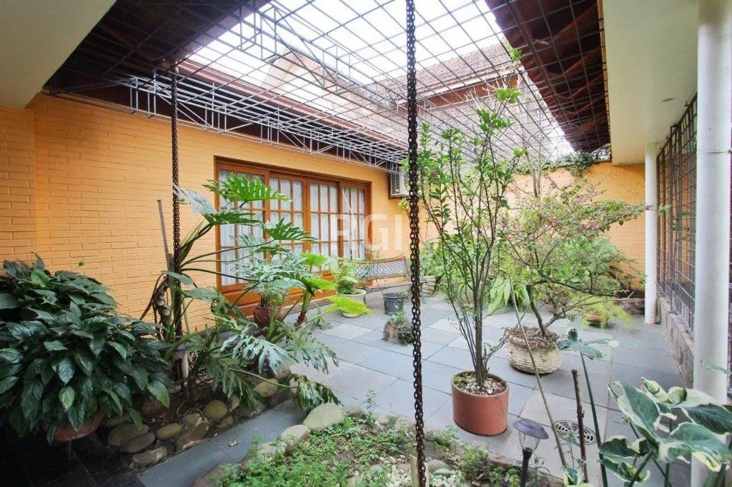 Imagem Casa para Venda - 250m², 3 dormitórios, 1 vaga - Teresópolis