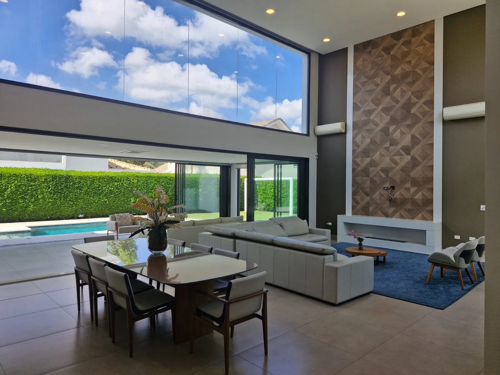 Imagem Casa de alto padrão para locação no Lago Azul Golf Club, Araçoiaba da Serra, com 4 suítes, piscina aquecida e 465 m²
