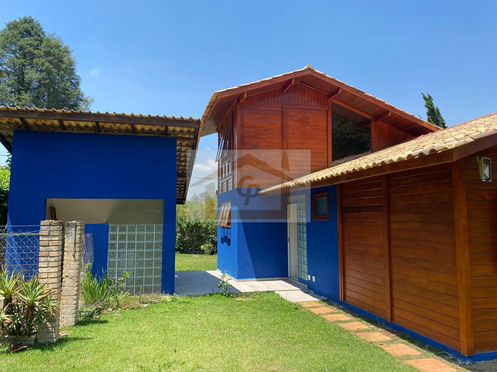 Imagem Casa mista com belo jardim 3 quartos sendo um suíte, 5 vagas. Rústico que encanta!