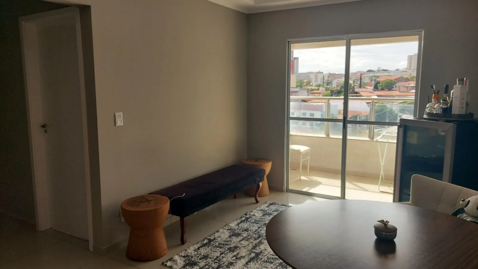Imagem Excelente Apartamento 2 Dormitórios, 1 Suíte, Varanda e 2 Vagas na Garagem