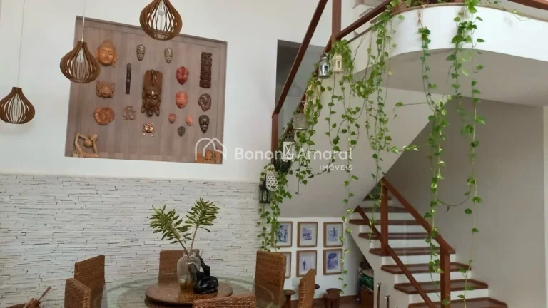 Imagem Esta casa em condomínio oferece uma área total de 480 metros quadrados, proporcionando um espaço ...