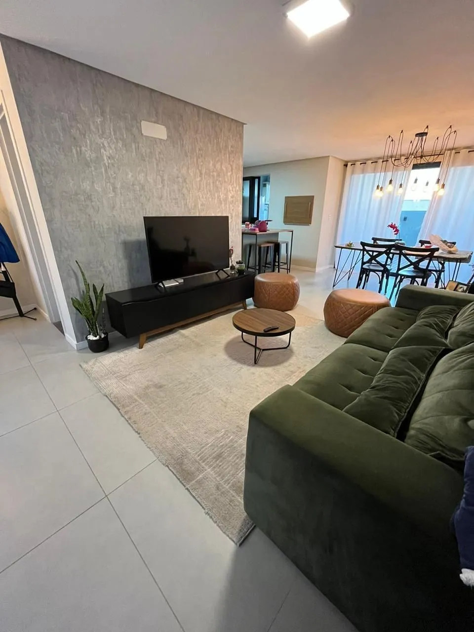 Imagem Casa em condomínio com 3 dormitórios, suíte e 2 vagas.