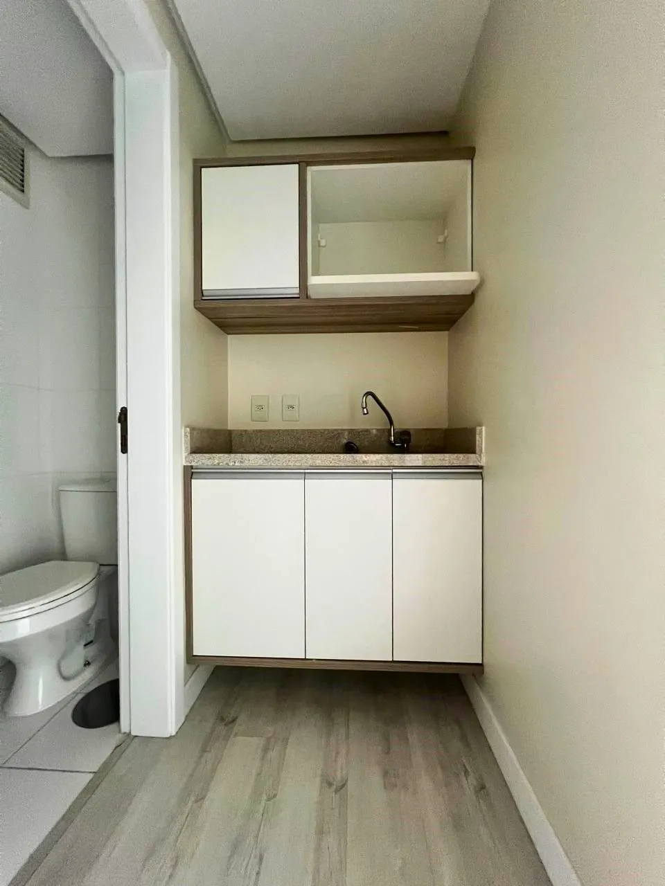 Imagem SALA COMERCIAL SEMIMOBILIADA COM VAGA, PARA VENDA OU LOCAÇÃO NO BAIRRO CENTRO HOSTÓRICO!