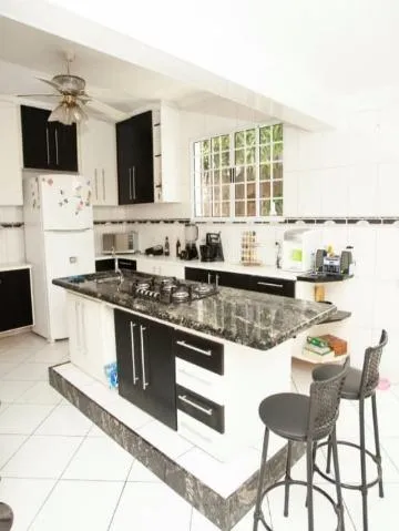 Imagem LOCAÇÃO DE CASA COMERCIAL OU RESIDENCIAL NO JARDIM CUMBICA, EM GUARULHOS/SP, 227m² com 3 quartos, suíte, cozinha com ilha e garagem. CONSULTE-NOS.