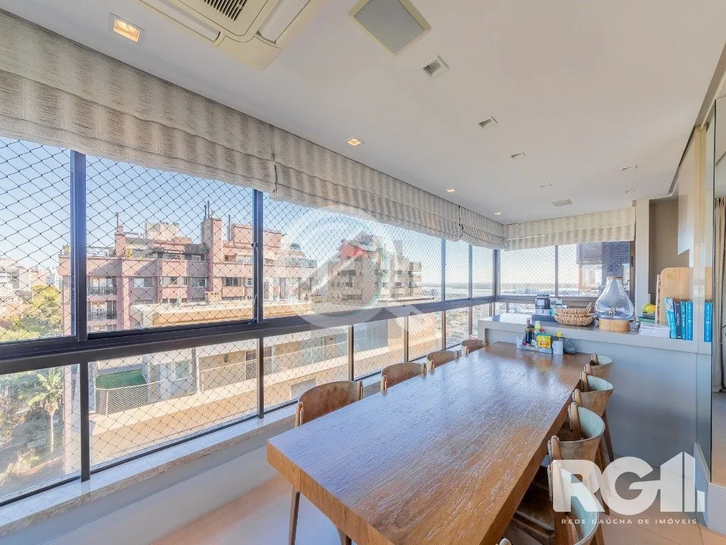 Imagem EXCLUSIVIDADE. Belíssimo apartamento com 245 m², mobiliado, com 3 suítes no bairro Moinhos de Ven...