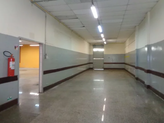 Imagem Barracão com 330m² de construção e 330m² de vagas localizado na Vila Rezende com banheiros e co...