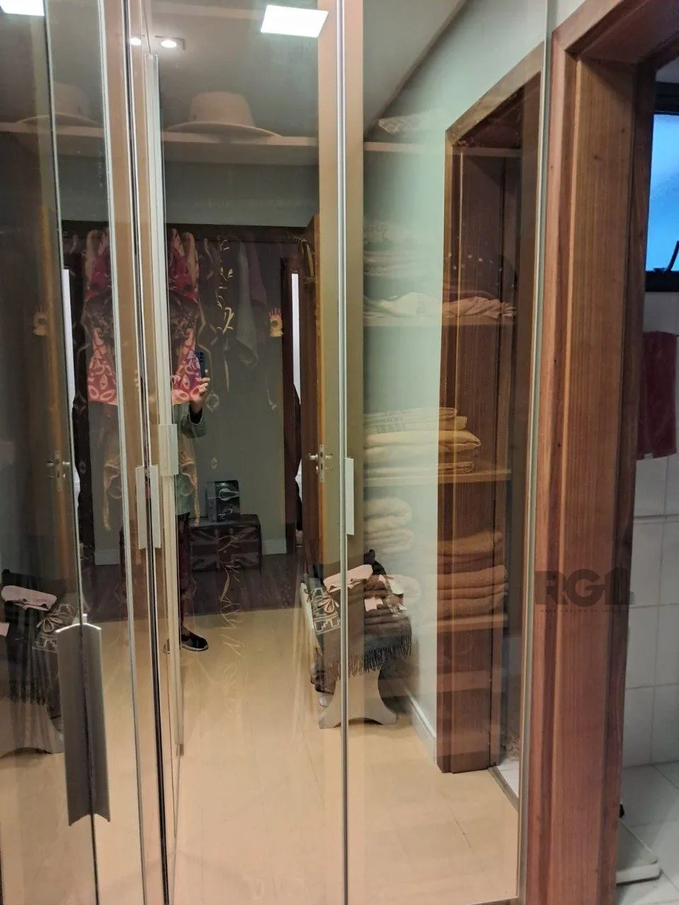 Imagem Apartamento de dois quartos, suíte e uma vaga de garagem no bairro Santana em Porto Alegre.