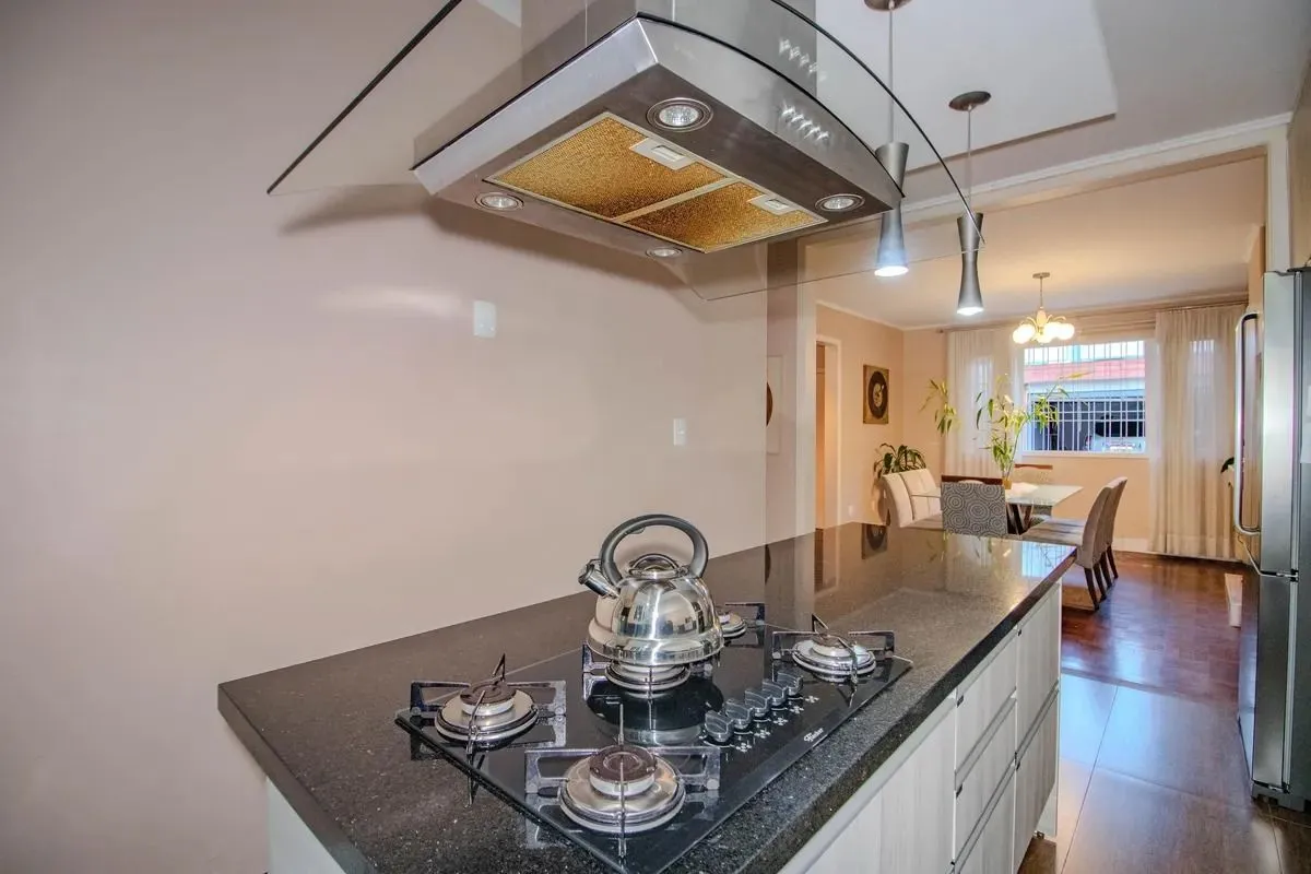 Imagem Casa Reformada com 5 Dormitórios e Amplo Pátio