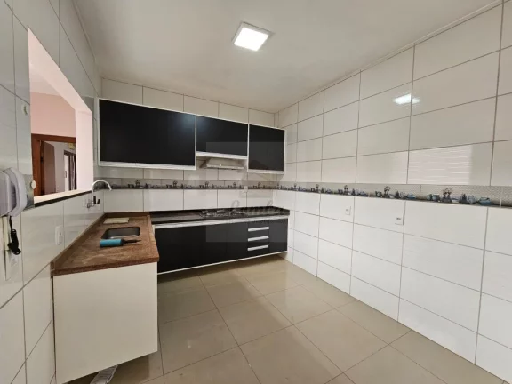 Foto do imóvel Imperdível! Casa à venda na Cidade Alta, Cuiabá-MT: 4 quartos, 1 suíte, 2 salas, 4 banheiros, 3 vagas, 182m². Venha conferir!