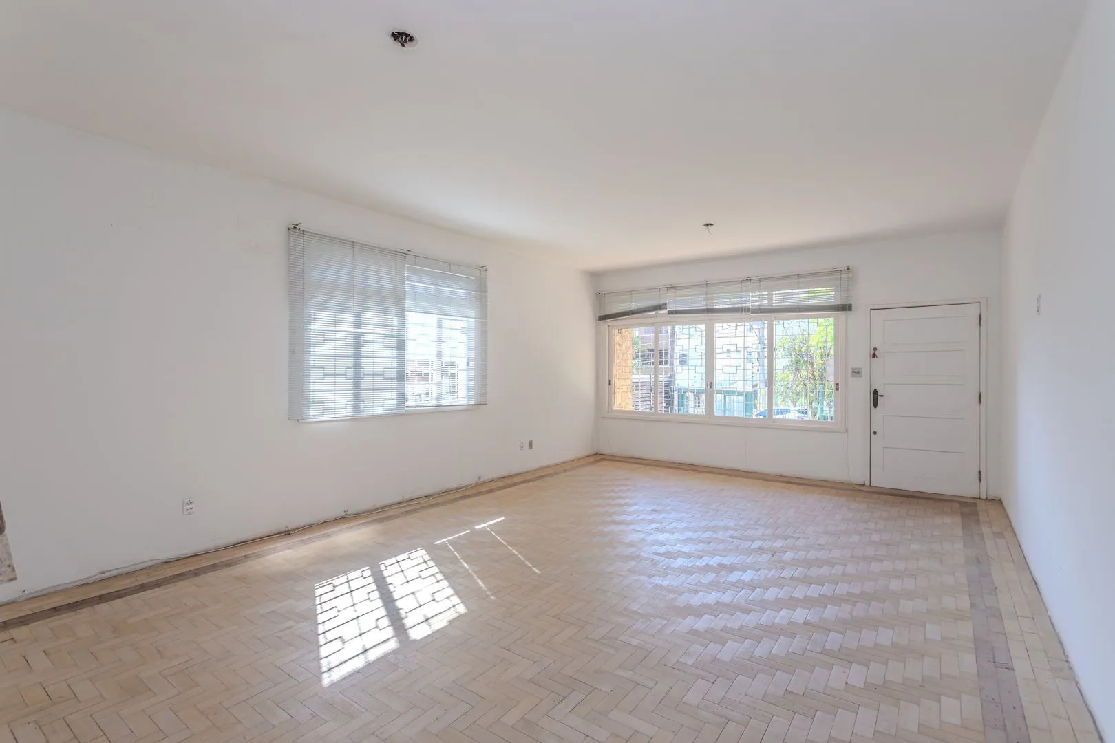 Imagem Casa no Menino Deus de 3 dormitórios e 5 vagas DESOCUPADA