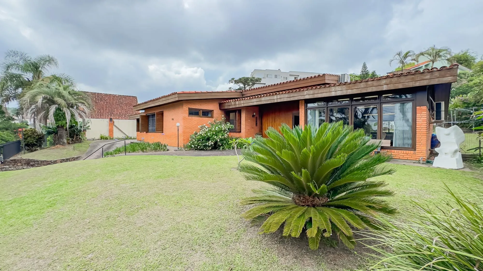 Imagem Casa com 3 quartos e 313m² à venda em Chácara das Pedras, Porto Alegre. Rua Joao Paetzel, Chácara Das Pedras, Porto Alegre