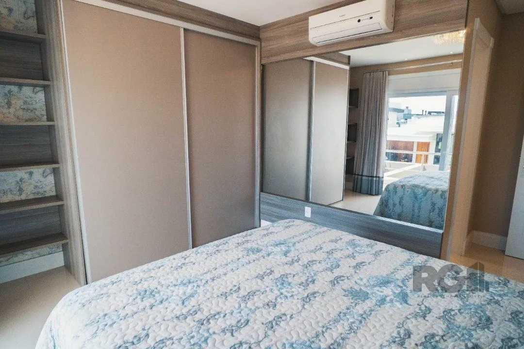 Imagem Oportunidade Única! Casa em Condomínio à Beira do Lago com 4 Suítes, sendo uma Térrea e uma Suíte Master Espetacular!