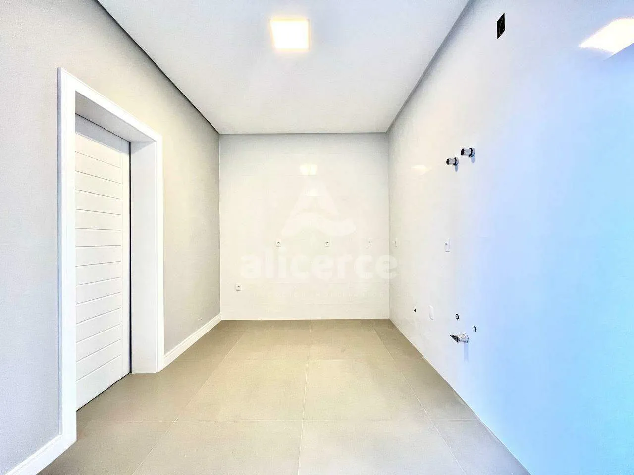 Imagem Casa à venda com 3 quartos, 1 suíte e 150m² no Delta Ville, Beira Rio, Biguaçu/SC. Alto padrão, jacuzzi, lazer completo e segurança.