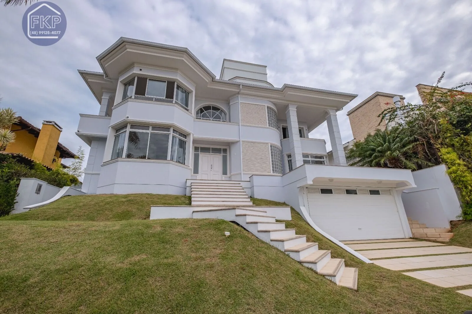 Imagem Casa com 5 dormitórios e 4 vagas!