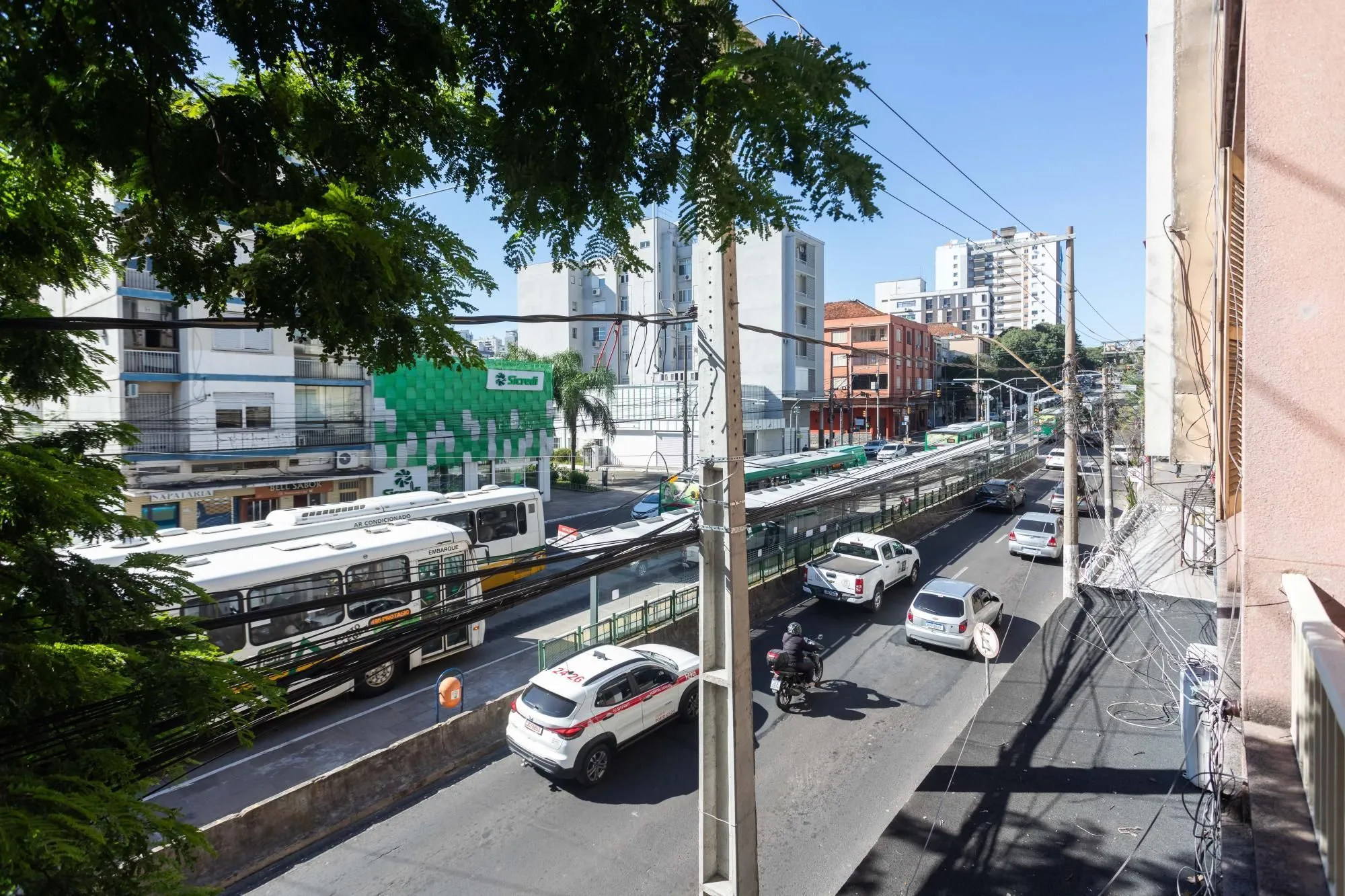 Imagem Amplo Apartamento de 3 Dormitórios com Sacada e Garagem na Av. Protásio Alves