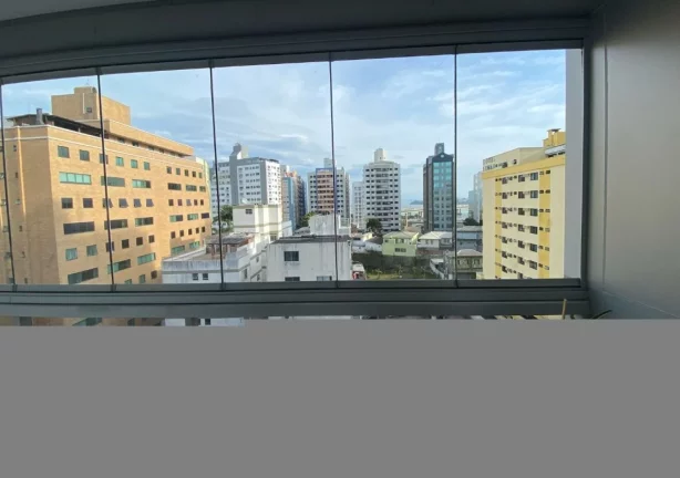 Imagem Com fácil acesso a ponte Hercílio Luz também próximo de supermercados, padarias, farmácias, esc...