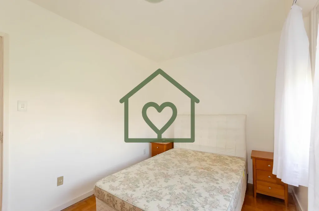 Imagem Apartamento de dois dormitórios no bairro Petrópolis, com sala de estar e jantar integradas e vent...