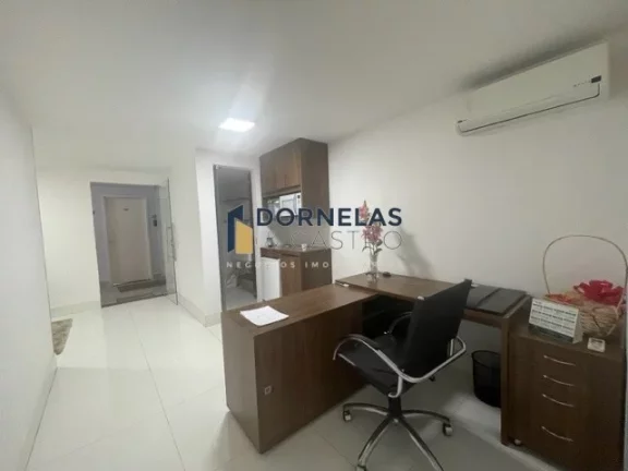 Imagem SALA COMERCIAL BEM AMPLA, DESOCUPADA, NO CENTRO DE BRASÍLIA, ACEITO CARRO COMO PARTE DO PAGAMENTO. SETOR COMERCIAL SUL ED. PALÁCIO DO COMÉRCIO