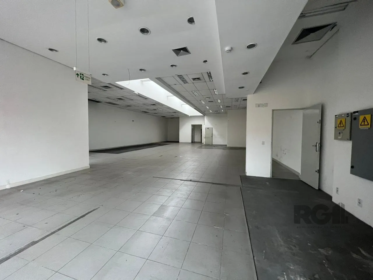 Imagem Loja para Venda - 450m², 0 dormitórios, 1 vaga - Petrópolis