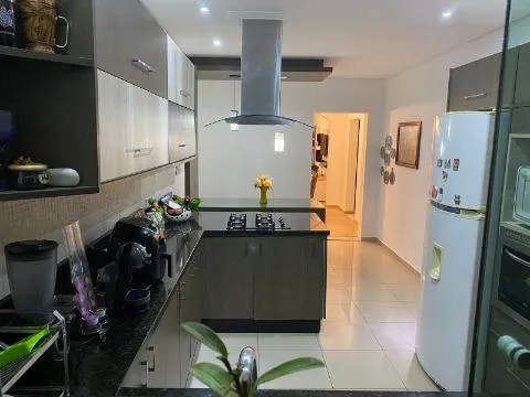 Imagem VENDA DE CASA TÉRREA NA VILA NELY, EM ITAQUAQUECETUBA/SP, 185m² com 3 dorm, suíte com ar-cond., piscina, área gourmet e vagas p 3 autos. CONSULTE-NOS.