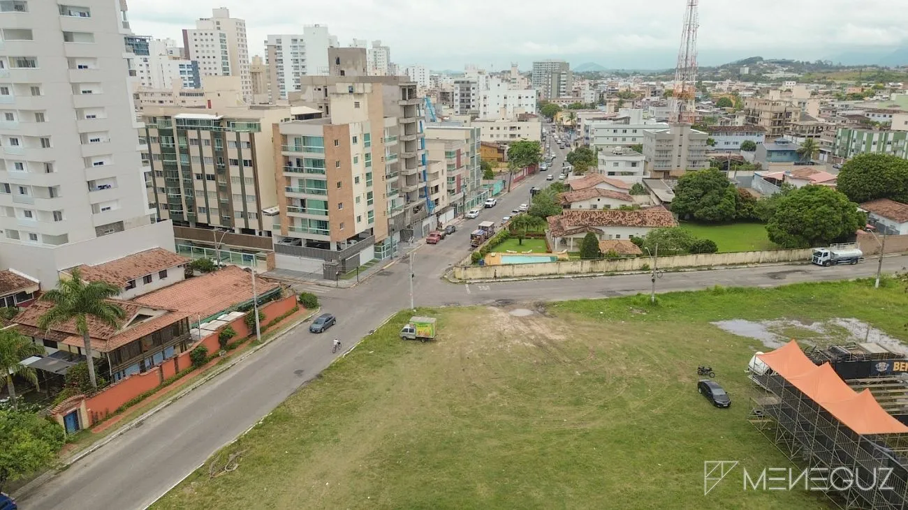 Imagem Casa na Av. Copacabana - Praia do Morro | 4 quartos (suíte) + casa 2 quartos nos fundos | 360 m² de terreno | 6 vagas