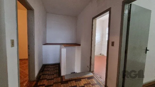 Imagem Casa /Sobrado com apartamento e loja, estacionamento, a venda no Bairro Jardim Itu. Lojão embaixo com dois banheiros e divisórias,
