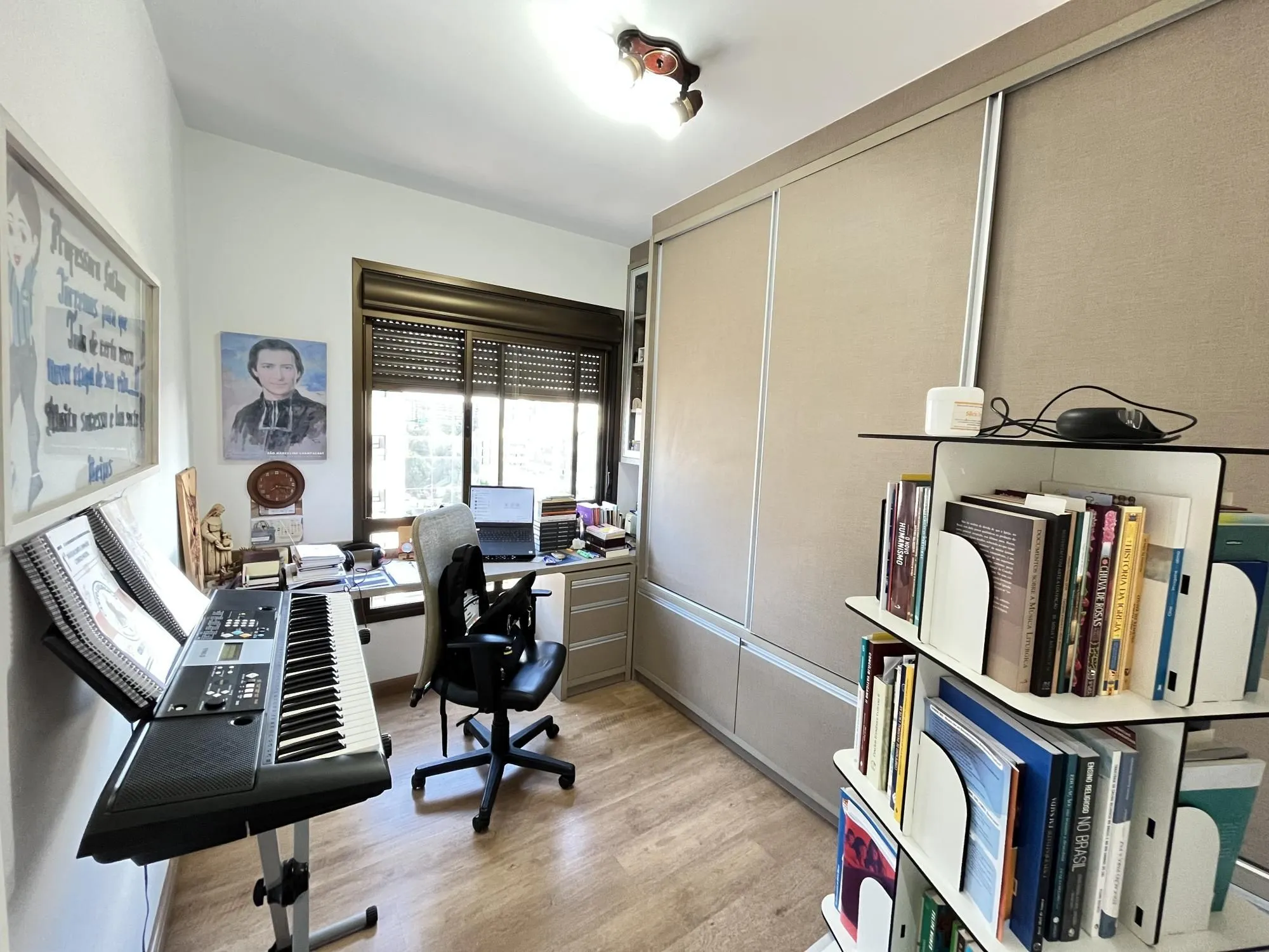 Imagem Apartamento de 3 quartos, suíte e 2 vagas de garagem no bairro Menino Deus POA