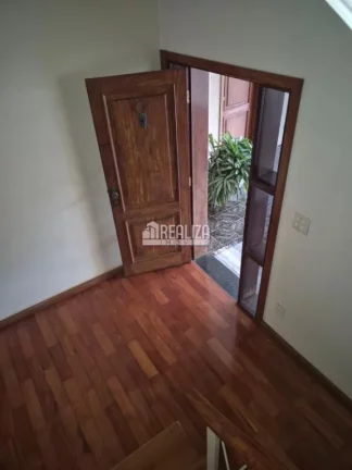 Imagem Casa à venda no Bairro Olinda, Uberaba com 6 dormitórios e suíte!
