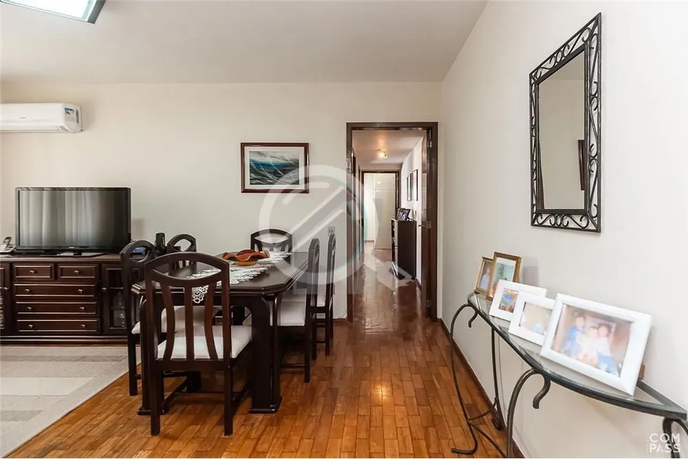 Imagem O apartamento localizado na Av. Getúlio Vargas, no bairro Menino Deus, é uma opção interessante ...