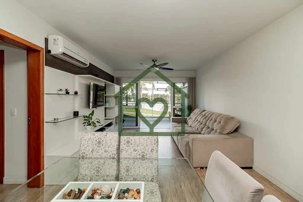 APARTAMENTO COM PÁTIO PRIVATIVO SEMIMOBILIADO 108m², 3 QUARTOS (1 SUÍTE), 2 BANHEIROS, 2 VAGAS DE...