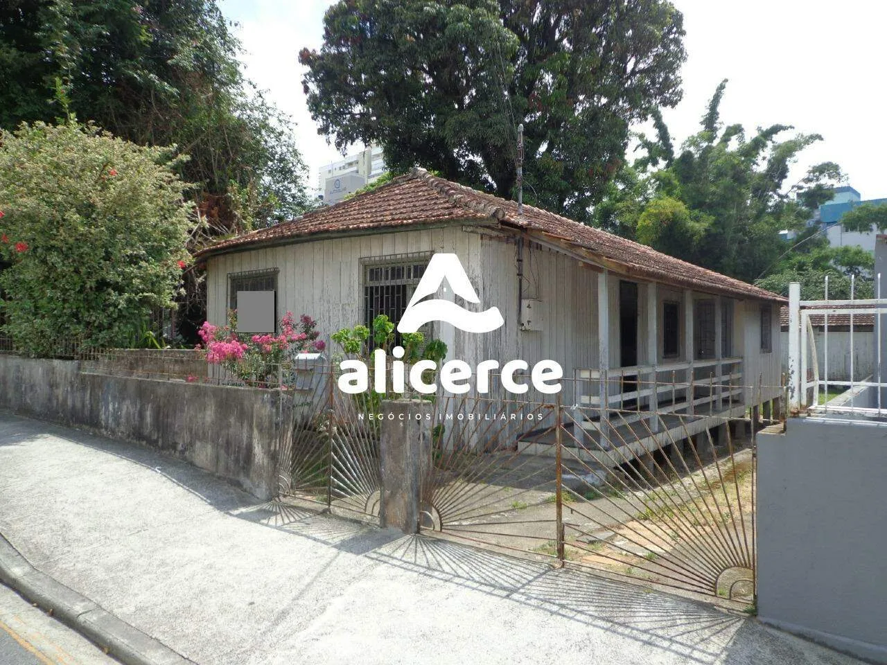 Imagem Terreno à venda com , 678m² em Barreiros São José
