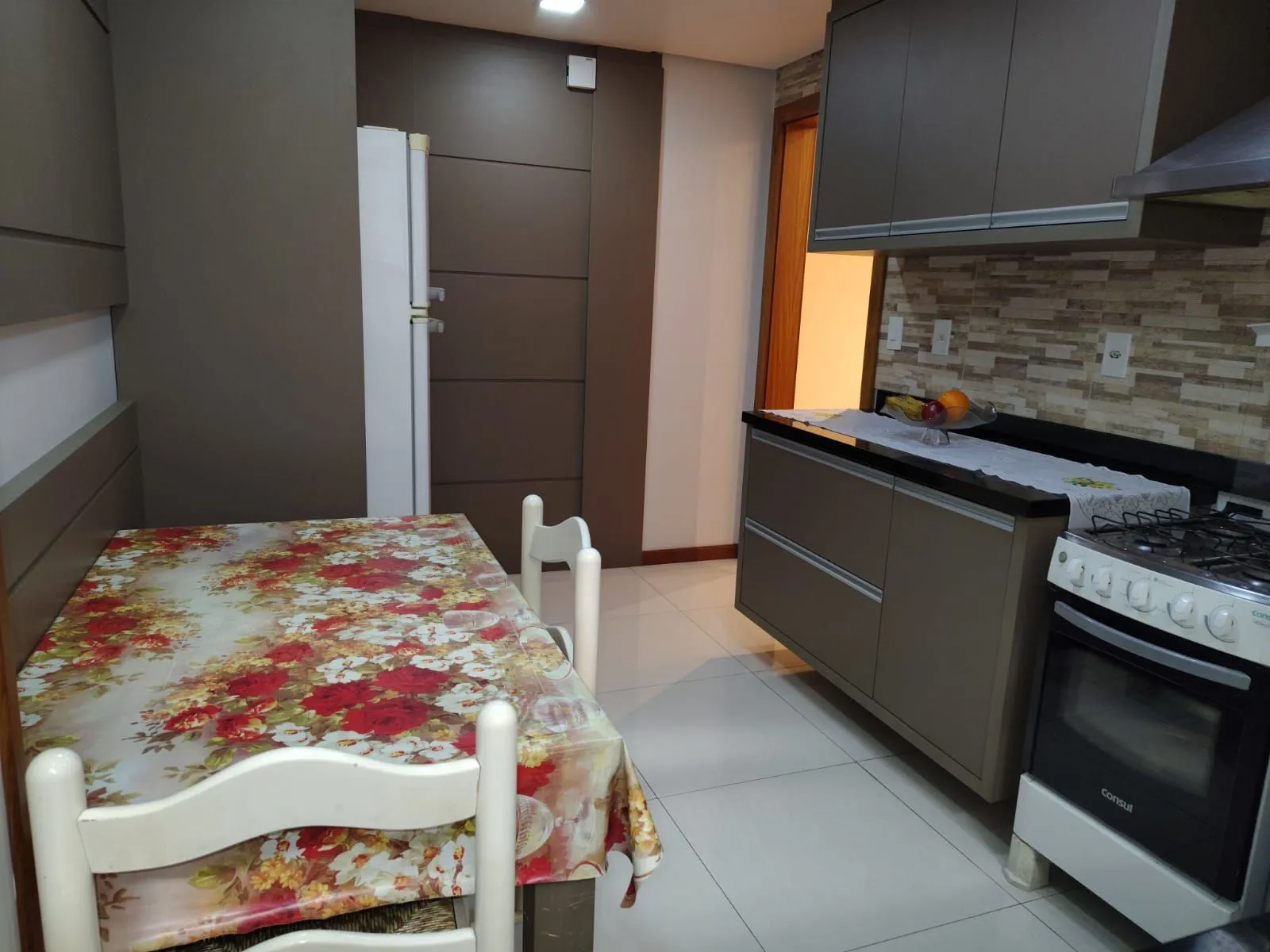 Imagem Apartamento Espaçoso no Centro Histórico com Móveis Sob Medida