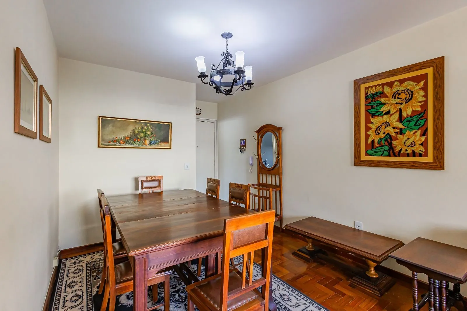 Imagem Apartamento a venda com dois dormitorios e vaga coberta no bairro Menino Deus.