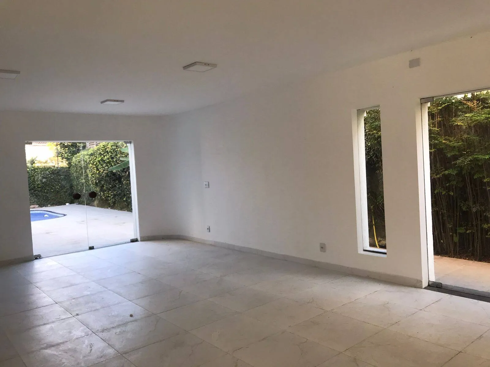 Imagem Casa Arejada em Alphaville Residencial Dois - 4 Quartos, 2 Suítes, Área de Lazer Completa e 4 Vagas