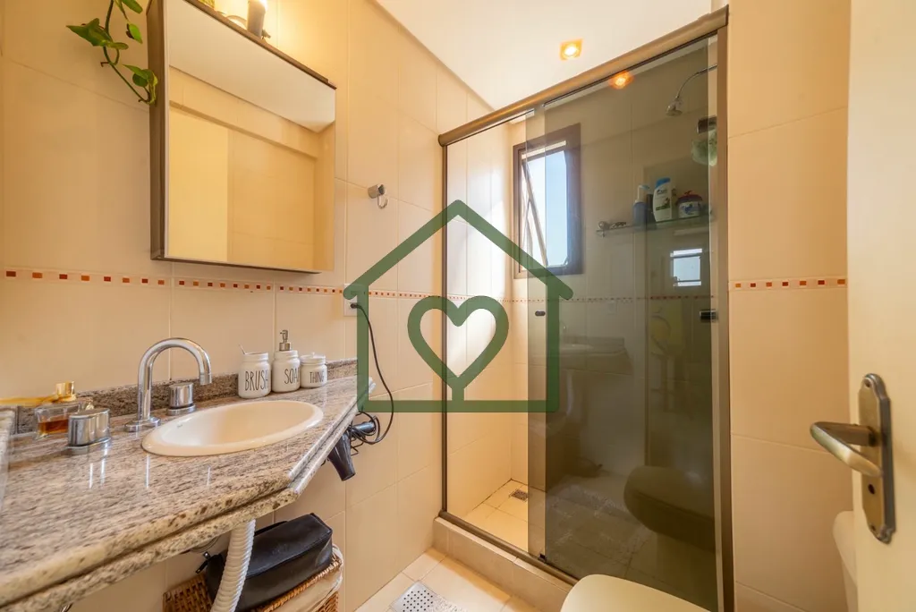 Imagem Excelente apartamento no bairro Menino Deus com 2 dormitórios, sendo 1 suíte. Possui living para 2...
