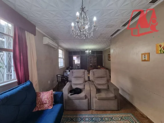Imagem Casa com 5 dormitórios e pátio próximo à Redenção