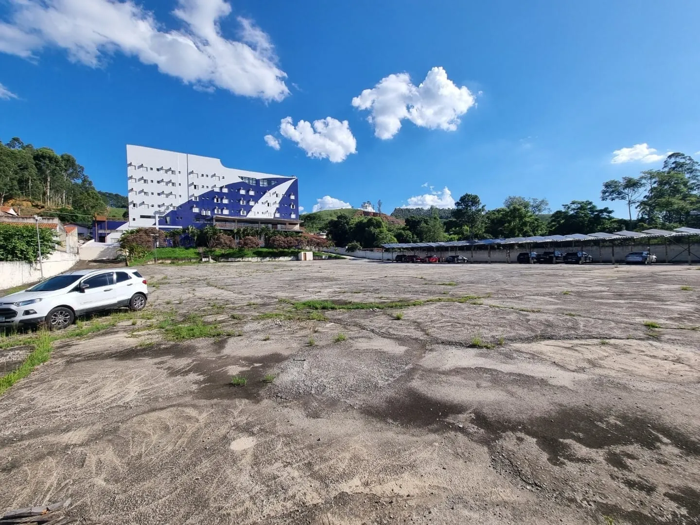 Imagem Terreno Plano e Cimentado com 5.356 m² para Estacionamento de Ônibus a 1.200 Metros da Basílica de Aparecida