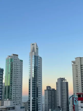 Imagem Apartamento 03 suítes, 02 vagas, andar alto ensolarado no Centro de Balneário Camboriú SC
